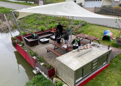 Das Tagungshaus hatte eine Outdoorküche und einen eigenen kleinen Teich